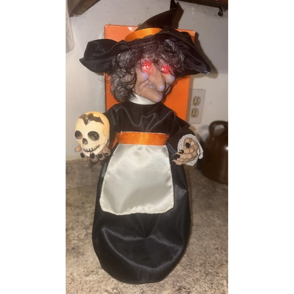 Vintage 80s Halloween Witch w/ Skull 15